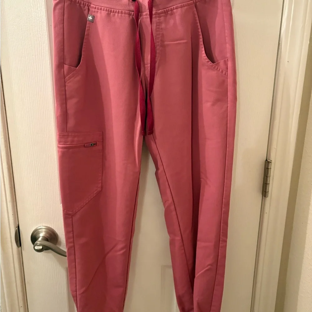 FIGS Rose Quartz Scrub Set - V-Neck Top & Jogger Pants
